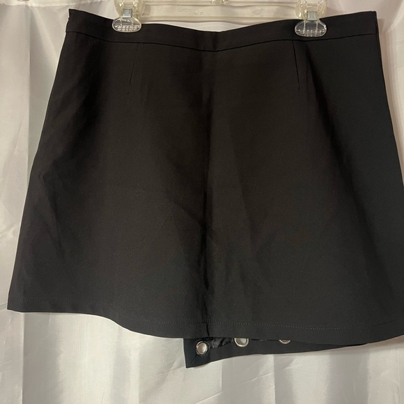 Black skirt. Super cute. waist and length (back of waist to back hem) 17” - Picture 2 of 4